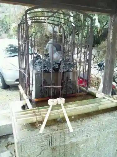 三尾神社の手水舎