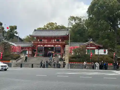 八坂神社(祇園さん)の{uncategorized: "未分類", other: "その他", undefined: "問題あり", building: "その他建物", grave: "お墓", sacred_gate: "鳥居", guardian: "狛犬", statue: "像", buddha: "仏像", history: "歴史", nature: "自然", garden: "庭園", animal: "動物", pagoda: "塔", temizu: "手水舎", mountain_gate: "山門・神門", sanctuary: "本殿・本堂", subordinate: "末社・摂社", art: "芸術", scenery: "景色", jizo: "地蔵", ema: "絵馬", goshuin: "御朱印", omikuji: "おみくじ", items: "授与品その他", amulet: "お守り", goshuincho: "御朱印帳", eats: "食事", festival: "お祭り", votive_dance: "神楽", shichigosan: "七五三参", wedding: "結婚式", experience: "体験その他", initially: "初詣", around: "周辺", anti_infection: "感染症対策"}