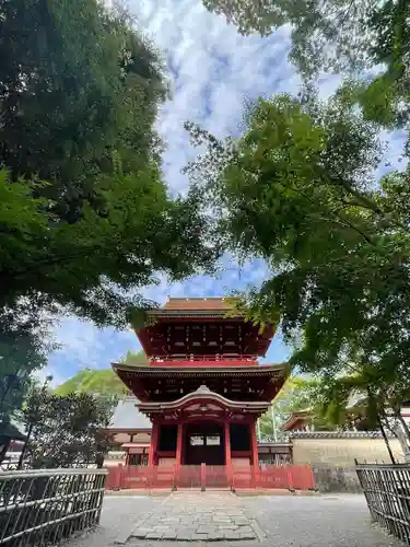 薦神社の山門