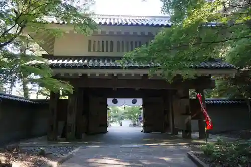 目の霊山　油山寺の山門・神門