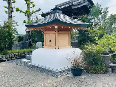 慈眼寺の{uncategorized: "未分類", other: "その他", undefined: "問題あり", building: "その他建物", grave: "お墓", sacred_gate: "鳥居", guardian: "狛犬", statue: "像", buddha: "仏像", history: "歴史", nature: "自然", garden: "庭園", animal: "動物", pagoda: "塔", temizu: "手水舎", mountain_gate: "山門・神門", sanctuary: "本殿・本堂", subordinate: "末社・摂社", art: "芸術", scenery: "景色", jizo: "地蔵", ema: "絵馬", goshuin: "御朱印", omikuji: "おみくじ", items: "授与品その他", amulet: "お守り", goshuincho: "御朱印帳", eats: "食事", festival: "お祭り", votive_dance: "神楽", shichigosan: "七五三参", wedding: "結婚式", experience: "体験その他", initially: "初詣", around: "周辺", anti_infection: "感染症対策"}