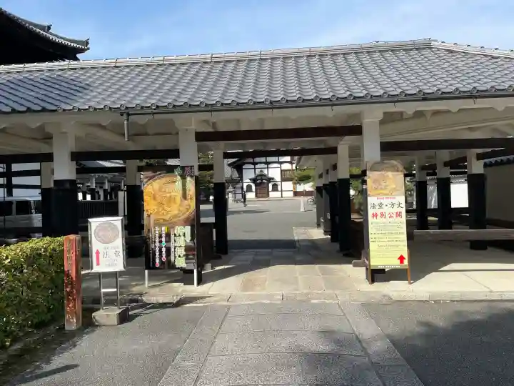 相国寺(相国承天禅寺)の{uncategorized: "未分類", other: "その他", undefined: "問題あり", building: "その他建物", grave: "お墓", sacred_gate: "鳥居", guardian: "狛犬", statue: "像", buddha: "仏像", history: "歴史", nature: "自然", garden: "庭園", animal: "動物", pagoda: "塔", temizu: "手水舎", mountain_gate: "山門・神門", sanctuary: "本殿・本堂", subordinate: "末社・摂社", art: "芸術", scenery: "景色", jizo: "地蔵", ema: "絵馬", goshuin: "御朱印", omikuji: "おみくじ", items: "授与品その他", amulet: "お守り", goshuincho: "御朱印帳", eats: "食事", festival: "お祭り", votive_dance: "神楽", shichigosan: "七五三参", wedding: "結婚式", experience: "体験その他", initially: "初詣", around: "周辺", anti_infection: "感染症対策"}