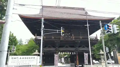 鳥海月山両所宮の山門