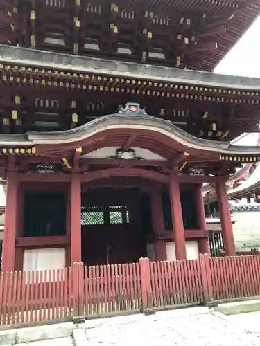 薦神社の山門