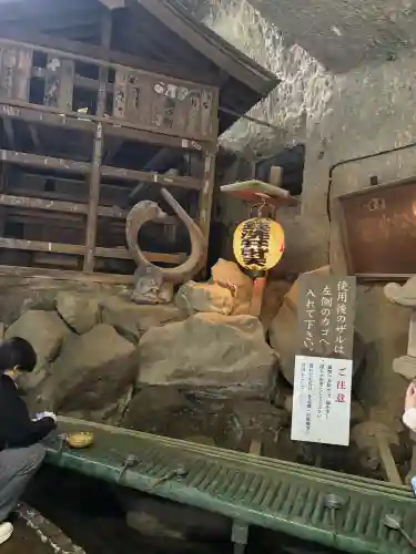 銭洗弁財天宇賀福神社の{uncategorized: "未分類", other: "その他", undefined: "問題あり", building: "その他建物", grave: "お墓", sacred_gate: "鳥居", guardian: "狛犬", statue: "像", buddha: "仏像", history: "歴史", nature: "自然", garden: "庭園", animal: "動物", pagoda: "塔", temizu: "手水舎", mountain_gate: "山門・神門", sanctuary: "本殿・本堂", subordinate: "末社・摂社", art: "芸術", scenery: "景色", jizo: "地蔵", ema: "絵馬", goshuin: "御朱印", omikuji: "おみくじ", items: "授与品その他", amulet: "お守り", goshuincho: "御朱印帳", eats: "食事", festival: "お祭り", votive_dance: "神楽", shichigosan: "七五三参", wedding: "結婚式", experience: "体験その他", initially: "初詣", around: "周辺", anti_infection: "感染症対策"}
