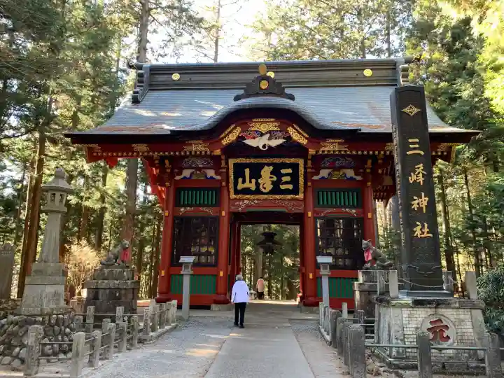 三峯神社の{uncategorized: "未分類", other: "その他", undefined: "問題あり", building: "その他建物", grave: "お墓", sacred_gate: "鳥居", guardian: "狛犬", statue: "像", buddha: "仏像", history: "歴史", nature: "自然", garden: "庭園", animal: "動物", pagoda: "塔", temizu: "手水舎", mountain_gate: "山門・神門", sanctuary: "本殿・本堂", subordinate: "末社・摂社", art: "芸術", scenery: "景色", jizo: "地蔵", ema: "絵馬", goshuin: "御朱印", omikuji: "おみくじ", items: "授与品その他", amulet: "お守り", goshuincho: "御朱印帳", eats: "食事", festival: "お祭り", votive_dance: "神楽", shichigosan: "七五三参", wedding: "結婚式", experience: "体験その他", initially: "初詣", around: "周辺", anti_infection: "感染症対策"}
