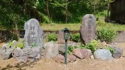 義經神社の庭園