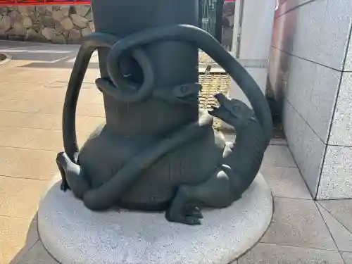 穴八幡宮の{uncategorized: "未分類", other: "その他", undefined: "問題あり", building: "その他建物", grave: "お墓", sacred_gate: "鳥居", guardian: "狛犬", statue: "像", buddha: "仏像", history: "歴史", nature: "自然", garden: "庭園", animal: "動物", pagoda: "塔", temizu: "手水舎", mountain_gate: "山門・神門", sanctuary: "本殿・本堂", subordinate: "末社・摂社", art: "芸術", scenery: "景色", jizo: "地蔵", ema: "絵馬", goshuin: "御朱印", omikuji: "おみくじ", items: "授与品その他", amulet: "お守り", goshuincho: "御朱印帳", eats: "食事", festival: "お祭り", votive_dance: "神楽", shichigosan: "七五三参", wedding: "結婚式", experience: "体験その他", initially: "初詣", around: "周辺", anti_infection: "感染症対策"}