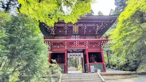 御岩神社の山門・神門