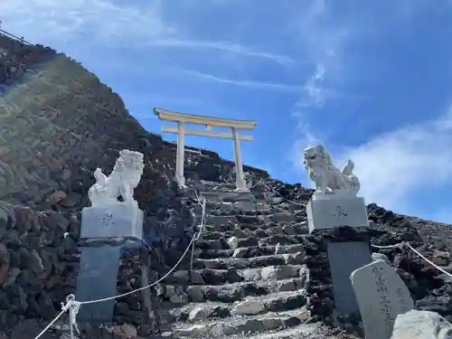 富士山頂上久須志神社の狛犬