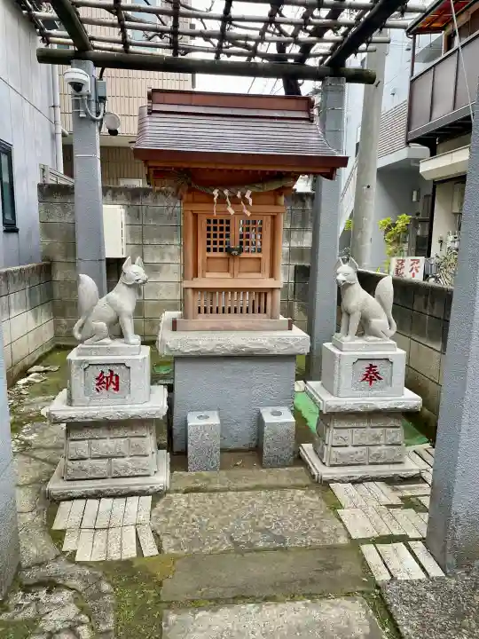 稲荷神社の{uncategorized: "未分類", other: "その他", undefined: "問題あり", building: "その他建物", grave: "お墓", sacred_gate: "鳥居", guardian: "狛犬", statue: "像", buddha: "仏像", history: "歴史", nature: "自然", garden: "庭園", animal: "動物", pagoda: "塔", temizu: "手水舎", mountain_gate: "山門・神門", sanctuary: "本殿・本堂", subordinate: "末社・摂社", art: "芸術", scenery: "景色", jizo: "地蔵", ema: "絵馬", goshuin: "御朱印", omikuji: "おみくじ", items: "授与品その他", amulet: "お守り", goshuincho: "御朱印帳", eats: "食事", festival: "お祭り", votive_dance: "神楽", shichigosan: "七五三参", wedding: "結婚式", experience: "体験その他", initially: "初詣", around: "周辺", anti_infection: "感染症対策"}