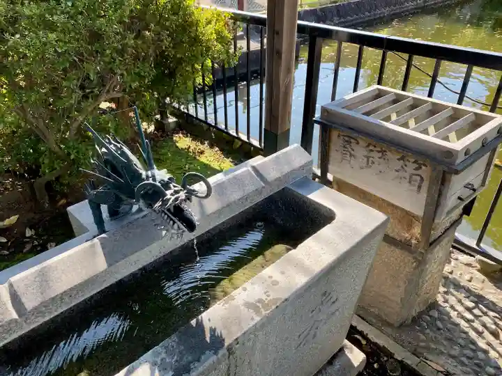 白蛇辨財天の手水舎