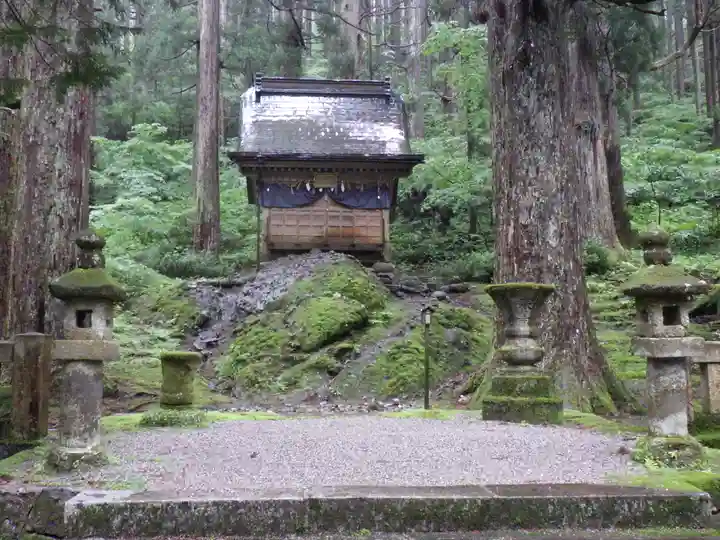 雄山神社中宮祈願殿の本殿・本堂