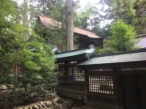 雄山神社前立社壇の本殿