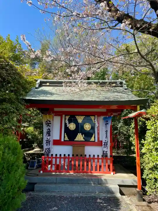 東伏見稲荷神社の{uncategorized: "未分類", other: "その他", undefined: "問題あり", building: "その他建物", grave: "お墓", sacred_gate: "鳥居", guardian: "狛犬", statue: "像", buddha: "仏像", history: "歴史", nature: "自然", garden: "庭園", animal: "動物", pagoda: "塔", temizu: "手水舎", mountain_gate: "山門・神門", sanctuary: "本殿・本堂", subordinate: "末社・摂社", art: "芸術", scenery: "景色", jizo: "地蔵", ema: "絵馬", goshuin: "御朱印", omikuji: "おみくじ", items: "授与品その他", amulet: "お守り", goshuincho: "御朱印帳", eats: "食事", festival: "お祭り", votive_dance: "神楽", shichigosan: "七五三参", wedding: "結婚式", experience: "体験その他", initially: "初詣", around: "周辺", anti_infection: "感染症対策"}