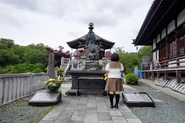 明光寺の像