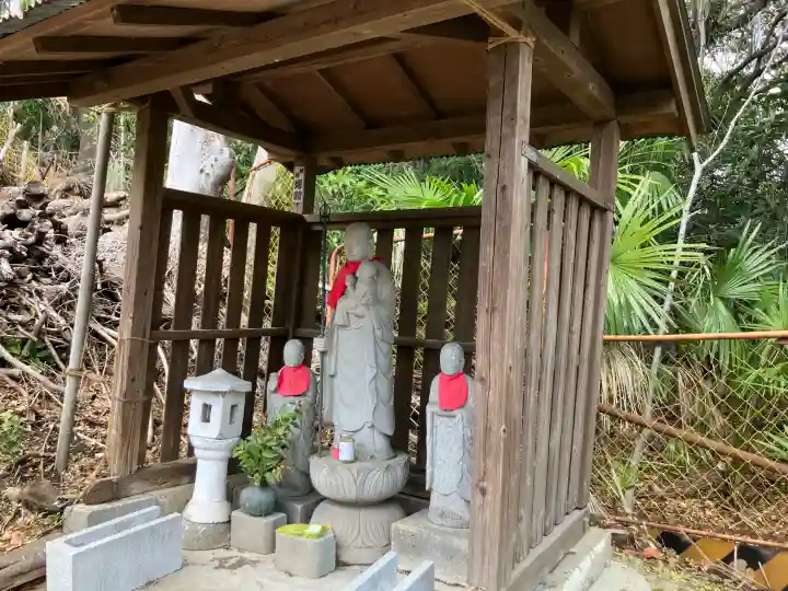 鶴見道場の{uncategorized: "未分類", other: "その他", undefined: "問題あり", building: "その他建物", grave: "お墓", sacred_gate: "鳥居", guardian: "狛犬", statue: "像", buddha: "仏像", history: "歴史", nature: "自然", garden: "庭園", animal: "動物", pagoda: "塔", temizu: "手水舎", mountain_gate: "山門・神門", sanctuary: "本殿・本堂", subordinate: "末社・摂社", art: "芸術", scenery: "景色", jizo: "地蔵", ema: "絵馬", goshuin: "御朱印", omikuji: "おみくじ", items: "授与品その他", amulet: "お守り", goshuincho: "御朱印帳", eats: "食事", festival: "お祭り", votive_dance: "神楽", shichigosan: "七五三参", wedding: "結婚式", experience: "体験その他", initially: "初詣", around: "周辺", anti_infection: "感染症対策"}