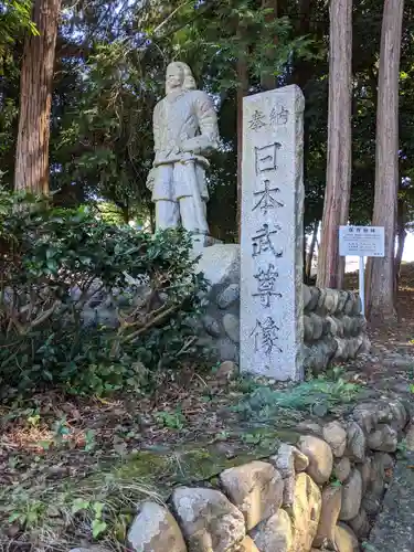 草薙神社の像