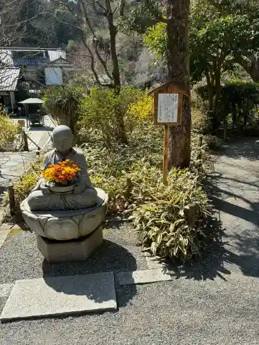 明月院の{uncategorized: "未分類", other: "その他", undefined: "問題あり", building: "その他建物", grave: "お墓", sacred_gate: "鳥居", guardian: "狛犬", statue: "像", buddha: "仏像", history: "歴史", nature: "自然", garden: "庭園", animal: "動物", pagoda: "塔", temizu: "手水舎", mountain_gate: "山門・神門", sanctuary: "本殿・本堂", subordinate: "末社・摂社", art: "芸術", scenery: "景色", jizo: "地蔵", ema: "絵馬", goshuin: "御朱印", omikuji: "おみくじ", items: "授与品その他", amulet: "お守り", goshuincho: "御朱印帳", eats: "食事", festival: "お祭り", votive_dance: "神楽", shichigosan: "七五三参", wedding: "結婚式", experience: "体験その他", initially: "初詣", around: "周辺", anti_infection: "感染症対策"}