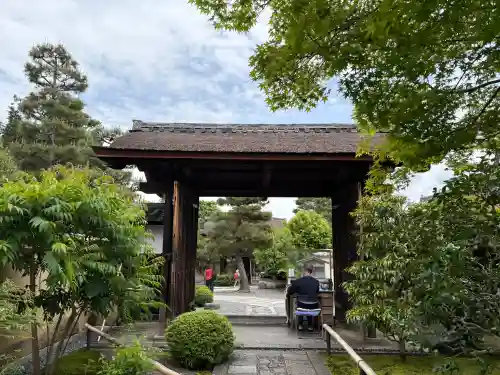 興臨院の{uncategorized: "未分類", other: "その他", undefined: "問題あり", building: "その他建物", grave: "お墓", sacred_gate: "鳥居", guardian: "狛犬", statue: "像", buddha: "仏像", history: "歴史", nature: "自然", garden: "庭園", animal: "動物", pagoda: "塔", temizu: "手水舎", mountain_gate: "山門・神門", sanctuary: "本殿・本堂", subordinate: "末社・摂社", art: "芸術", scenery: "景色", jizo: "地蔵", ema: "絵馬", goshuin: "御朱印", omikuji: "おみくじ", items: "授与品その他", amulet: "お守り", goshuincho: "御朱印帳", eats: "食事", festival: "お祭り", votive_dance: "神楽", shichigosan: "七五三参", wedding: "結婚式", experience: "体験その他", initially: "初詣", around: "周辺", anti_infection: "感染症対策"}