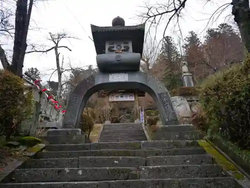 岩角山 岩角寺の山門