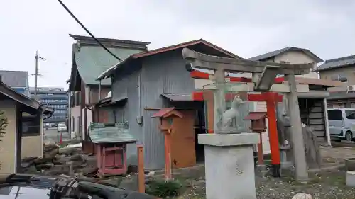 豊受稲荷神社の{uncategorized: "未分類", other: "その他", undefined: "問題あり", building: "その他建物", grave: "お墓", sacred_gate: "鳥居", guardian: "狛犬", statue: "像", buddha: "仏像", history: "歴史", nature: "自然", garden: "庭園", animal: "動物", pagoda: "塔", temizu: "手水舎", mountain_gate: "山門・神門", sanctuary: "本殿・本堂", subordinate: "末社・摂社", art: "芸術", scenery: "景色", jizo: "地蔵", ema: "絵馬", goshuin: "御朱印", omikuji: "おみくじ", items: "授与品その他", amulet: "お守り", goshuincho: "御朱印帳", eats: "食事", festival: "お祭り", votive_dance: "神楽", shichigosan: "七五三参", wedding: "結婚式", experience: "体験その他", initially: "初詣", around: "周辺", anti_infection: "感染症対策"}