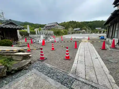 地蔵院の{uncategorized: "未分類", other: "その他", undefined: "問題あり", building: "その他建物", grave: "お墓", sacred_gate: "鳥居", guardian: "狛犬", statue: "像", buddha: "仏像", history: "歴史", nature: "自然", garden: "庭園", animal: "動物", pagoda: "塔", temizu: "手水舎", mountain_gate: "山門・神門", sanctuary: "本殿・本堂", subordinate: "末社・摂社", art: "芸術", scenery: "景色", jizo: "地蔵", ema: "絵馬", goshuin: "御朱印", omikuji: "おみくじ", items: "授与品その他", amulet: "お守り", goshuincho: "御朱印帳", eats: "食事", festival: "お祭り", votive_dance: "神楽", shichigosan: "七五三参", wedding: "結婚式", experience: "体験その他", initially: "初詣", around: "周辺", anti_infection: "感染症対策"}