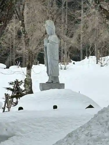 貞麟寺の{uncategorized: "未分類", other: "その他", undefined: "問題あり", building: "その他建物", grave: "お墓", sacred_gate: "鳥居", guardian: "狛犬", statue: "像", buddha: "仏像", history: "歴史", nature: "自然", garden: "庭園", animal: "動物", pagoda: "塔", temizu: "手水舎", mountain_gate: "山門・神門", sanctuary: "本殿・本堂", subordinate: "末社・摂社", art: "芸術", scenery: "景色", jizo: "地蔵", ema: "絵馬", goshuin: "御朱印", omikuji: "おみくじ", items: "授与品その他", amulet: "お守り", goshuincho: "御朱印帳", eats: "食事", festival: "お祭り", votive_dance: "神楽", shichigosan: "七五三参", wedding: "結婚式", experience: "体験その他", initially: "初詣", around: "周辺", anti_infection: "感染症対策"}