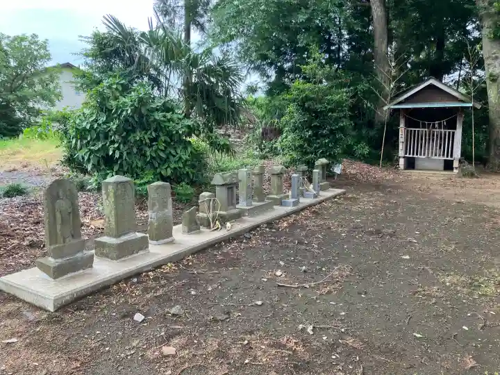 地神神社の{uncategorized: "未分類", other: "その他", undefined: "問題あり", building: "その他建物", grave: "お墓", sacred_gate: "鳥居", guardian: "狛犬", statue: "像", buddha: "仏像", history: "歴史", nature: "自然", garden: "庭園", animal: "動物", pagoda: "塔", temizu: "手水舎", mountain_gate: "山門・神門", sanctuary: "本殿・本堂", subordinate: "末社・摂社", art: "芸術", scenery: "景色", jizo: "地蔵", ema: "絵馬", goshuin: "御朱印", omikuji: "おみくじ", items: "授与品その他", amulet: "お守り", goshuincho: "御朱印帳", eats: "食事", festival: "お祭り", votive_dance: "神楽", shichigosan: "七五三参", wedding: "結婚式", experience: "体験その他", initially: "初詣", around: "周辺", anti_infection: "感染症対策"}
