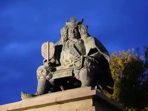 武田神社の像