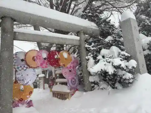 札幌諏訪神社の{uncategorized: "未分類", other: "その他", undefined: "問題あり", building: "その他建物", grave: "お墓", sacred_gate: "鳥居", guardian: "狛犬", statue: "像", buddha: "仏像", history: "歴史", nature: "自然", garden: "庭園", animal: "動物", pagoda: "塔", temizu: "手水舎", mountain_gate: "山門・神門", sanctuary: "本殿・本堂", subordinate: "末社・摂社", art: "芸術", scenery: "景色", jizo: "地蔵", ema: "絵馬", goshuin: "御朱印", omikuji: "おみくじ", items: "授与品その他", amulet: "お守り", goshuincho: "御朱印帳", eats: "食事", festival: "お祭り", votive_dance: "神楽", shichigosan: "七五三参", wedding: "結婚式", experience: "体験その他", initially: "初詣", around: "周辺", anti_infection: "感染症対策"}