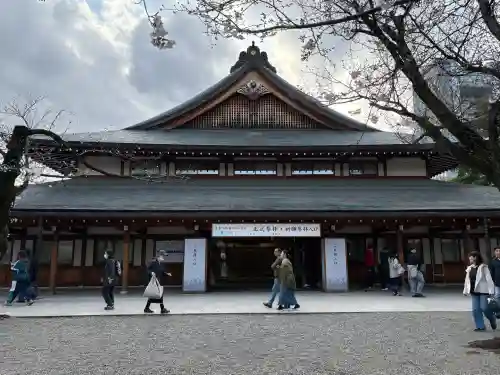 靖國神社の{uncategorized: "未分類", other: "その他", undefined: "問題あり", building: "その他建物", grave: "お墓", sacred_gate: "鳥居", guardian: "狛犬", statue: "像", buddha: "仏像", history: "歴史", nature: "自然", garden: "庭園", animal: "動物", pagoda: "塔", temizu: "手水舎", mountain_gate: "山門・神門", sanctuary: "本殿・本堂", subordinate: "末社・摂社", art: "芸術", scenery: "景色", jizo: "地蔵", ema: "絵馬", goshuin: "御朱印", omikuji: "おみくじ", items: "授与品その他", amulet: "お守り", goshuincho: "御朱印帳", eats: "食事", festival: "お祭り", votive_dance: "神楽", shichigosan: "七五三参", wedding: "結婚式", experience: "体験その他", initially: "初詣", around: "周辺", anti_infection: "感染症対策"}