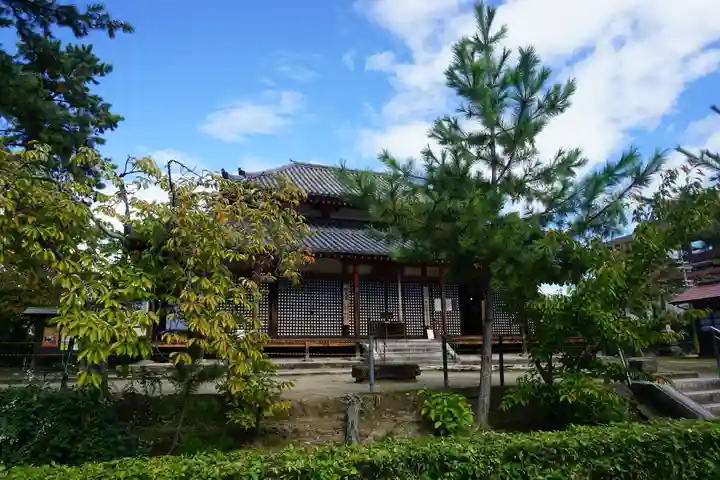 西大寺の本殿・本堂
