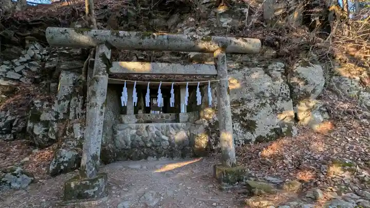 三峯神社の{uncategorized: "未分類", other: "その他", undefined: "問題あり", building: "その他建物", grave: "お墓", sacred_gate: "鳥居", guardian: "狛犬", statue: "像", buddha: "仏像", history: "歴史", nature: "自然", garden: "庭園", animal: "動物", pagoda: "塔", temizu: "手水舎", mountain_gate: "山門・神門", sanctuary: "本殿・本堂", subordinate: "末社・摂社", art: "芸術", scenery: "景色", jizo: "地蔵", ema: "絵馬", goshuin: "御朱印", omikuji: "おみくじ", items: "授与品その他", amulet: "お守り", goshuincho: "御朱印帳", eats: "食事", festival: "お祭り", votive_dance: "神楽", shichigosan: "七五三参", wedding: "結婚式", experience: "体験その他", initially: "初詣", around: "周辺", anti_infection: "感染症対策"}