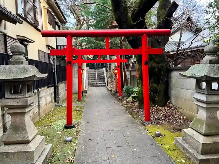 威光稲荷堂の鳥居