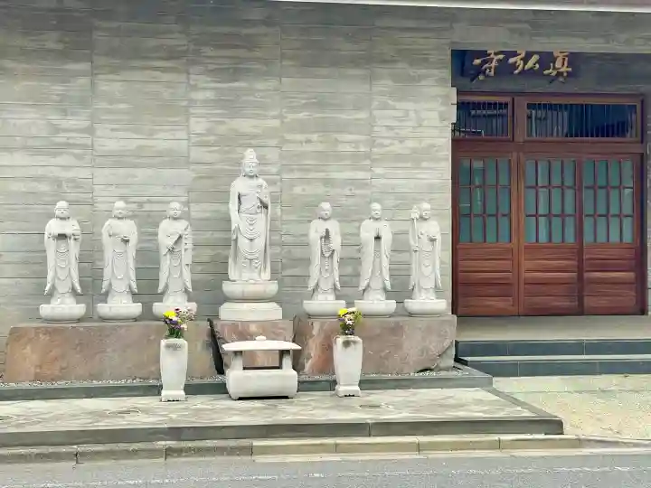 真弘寺の{uncategorized: "未分類", other: "その他", undefined: "問題あり", building: "その他建物", grave: "お墓", sacred_gate: "鳥居", guardian: "狛犬", statue: "像", buddha: "仏像", history: "歴史", nature: "自然", garden: "庭園", animal: "動物", pagoda: "塔", temizu: "手水舎", mountain_gate: "山門・神門", sanctuary: "本殿・本堂", subordinate: "末社・摂社", art: "芸術", scenery: "景色", jizo: "地蔵", ema: "絵馬", goshuin: "御朱印", omikuji: "おみくじ", items: "授与品その他", amulet: "お守り", goshuincho: "御朱印帳", eats: "食事", festival: "お祭り", votive_dance: "神楽", shichigosan: "七五三参", wedding: "結婚式", experience: "体験その他", initially: "初詣", around: "周辺", anti_infection: "感染症対策"}