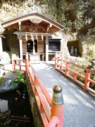 銭洗弁財天宇賀福神社の{uncategorized: "未分類", other: "その他", undefined: "問題あり", building: "その他建物", grave: "お墓", sacred_gate: "鳥居", guardian: "狛犬", statue: "像", buddha: "仏像", history: "歴史", nature: "自然", garden: "庭園", animal: "動物", pagoda: "塔", temizu: "手水舎", mountain_gate: "山門・神門", sanctuary: "本殿・本堂", subordinate: "末社・摂社", art: "芸術", scenery: "景色", jizo: "地蔵", ema: "絵馬", goshuin: "御朱印", omikuji: "おみくじ", items: "授与品その他", amulet: "お守り", goshuincho: "御朱印帳", eats: "食事", festival: "お祭り", votive_dance: "神楽", shichigosan: "七五三参", wedding: "結婚式", experience: "体験その他", initially: "初詣", around: "周辺", anti_infection: "感染症対策"}