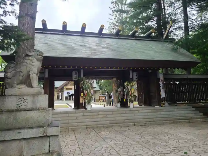 帯廣神社の山門・神門
