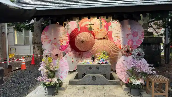 札幌諏訪神社の{uncategorized: "未分類", other: "その他", undefined: "問題あり", building: "その他建物", grave: "お墓", sacred_gate: "鳥居", guardian: "狛犬", statue: "像", buddha: "仏像", history: "歴史", nature: "自然", garden: "庭園", animal: "動物", pagoda: "塔", temizu: "手水舎", mountain_gate: "山門・神門", sanctuary: "本殿・本堂", subordinate: "末社・摂社", art: "芸術", scenery: "景色", jizo: "地蔵", ema: "絵馬", goshuin: "御朱印", omikuji: "おみくじ", items: "授与品その他", amulet: "お守り", goshuincho: "御朱印帳", eats: "食事", festival: "お祭り", votive_dance: "神楽", shichigosan: "七五三参", wedding: "結婚式", experience: "体験その他", initially: "初詣", around: "周辺", anti_infection: "感染症対策"}