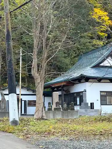 定山寺の本殿・本堂