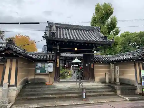 興徳寺の山門