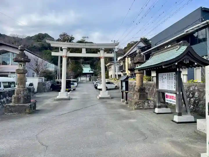 下田八幡神社の{uncategorized: "未分類", other: "その他", undefined: "問題あり", building: "その他建物", grave: "お墓", sacred_gate: "鳥居", guardian: "狛犬", statue: "像", buddha: "仏像", history: "歴史", nature: "自然", garden: "庭園", animal: "動物", pagoda: "塔", temizu: "手水舎", mountain_gate: "山門・神門", sanctuary: "本殿・本堂", subordinate: "末社・摂社", art: "芸術", scenery: "景色", jizo: "地蔵", ema: "絵馬", goshuin: "御朱印", omikuji: "おみくじ", items: "授与品その他", amulet: "お守り", goshuincho: "御朱印帳", eats: "食事", festival: "お祭り", votive_dance: "神楽", shichigosan: "七五三参", wedding: "結婚式", experience: "体験その他", initially: "初詣", around: "周辺", anti_infection: "感染症対策"}