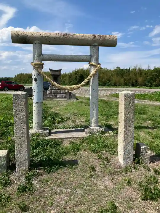 中島堰水神宮の{uncategorized: "未分類", other: "その他", undefined: "問題あり", building: "その他建物", grave: "お墓", sacred_gate: "鳥居", guardian: "狛犬", statue: "像", buddha: "仏像", history: "歴史", nature: "自然", garden: "庭園", animal: "動物", pagoda: "塔", temizu: "手水舎", mountain_gate: "山門・神門", sanctuary: "本殿・本堂", subordinate: "末社・摂社", art: "芸術", scenery: "景色", jizo: "地蔵", ema: "絵馬", goshuin: "御朱印", omikuji: "おみくじ", items: "授与品その他", amulet: "お守り", goshuincho: "御朱印帳", eats: "食事", festival: "お祭り", votive_dance: "神楽", shichigosan: "七五三参", wedding: "結婚式", experience: "体験その他", initially: "初詣", around: "周辺", anti_infection: "感染症対策"}