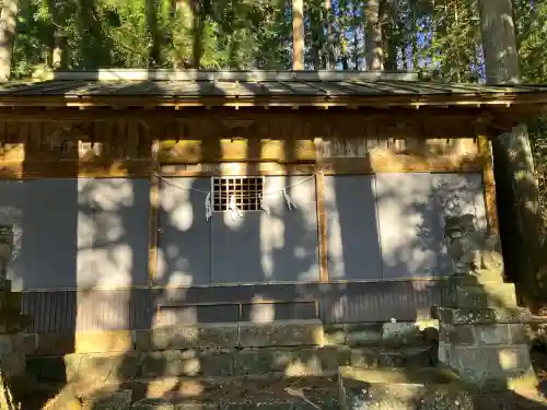 入粟野日光神社の{uncategorized: "未分類", other: "その他", undefined: "問題あり", building: "その他建物", grave: "お墓", sacred_gate: "鳥居", guardian: "狛犬", statue: "像", buddha: "仏像", history: "歴史", nature: "自然", garden: "庭園", animal: "動物", pagoda: "塔", temizu: "手水舎", mountain_gate: "山門・神門", sanctuary: "本殿・本堂", subordinate: "末社・摂社", art: "芸術", scenery: "景色", jizo: "地蔵", ema: "絵馬", goshuin: "御朱印", omikuji: "おみくじ", items: "授与品その他", amulet: "お守り", goshuincho: "御朱印帳", eats: "食事", festival: "お祭り", votive_dance: "神楽", shichigosan: "七五三参", wedding: "結婚式", experience: "体験その他", initially: "初詣", around: "周辺", anti_infection: "感染症対策"}