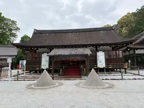 賀茂別雷神社（上賀茂神社）の{uncategorized: "未分類", other: "その他", undefined: "問題あり", building: "その他建物", grave: "お墓", sacred_gate: "鳥居", guardian: "狛犬", statue: "像", buddha: "仏像", history: "歴史", nature: "自然", garden: "庭園", animal: "動物", pagoda: "塔", temizu: "手水舎", mountain_gate: "山門・神門", sanctuary: "本殿・本堂", subordinate: "末社・摂社", art: "芸術", scenery: "景色", jizo: "地蔵", ema: "絵馬", goshuin: "御朱印", omikuji: "おみくじ", items: "授与品その他", amulet: "お守り", goshuincho: "御朱印帳", eats: "食事", festival: "お祭り", votive_dance: "神楽", shichigosan: "七五三参", wedding: "結婚式", experience: "体験その他", initially: "初詣", around: "周辺", anti_infection: "感染症対策"}