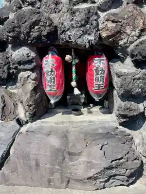 はね瀧道了尊の{uncategorized: "未分類", other: "その他", undefined: "問題あり", building: "その他建物", grave: "お墓", sacred_gate: "鳥居", guardian: "狛犬", statue: "像", buddha: "仏像", history: "歴史", nature: "自然", garden: "庭園", animal: "動物", pagoda: "塔", temizu: "手水舎", mountain_gate: "山門・神門", sanctuary: "本殿・本堂", subordinate: "末社・摂社", art: "芸術", scenery: "景色", jizo: "地蔵", ema: "絵馬", goshuin: "御朱印", omikuji: "おみくじ", items: "授与品その他", amulet: "お守り", goshuincho: "御朱印帳", eats: "食事", festival: "お祭り", votive_dance: "神楽", shichigosan: "七五三参", wedding: "結婚式", experience: "体験その他", initially: "初詣", around: "周辺", anti_infection: "感染症対策"}
