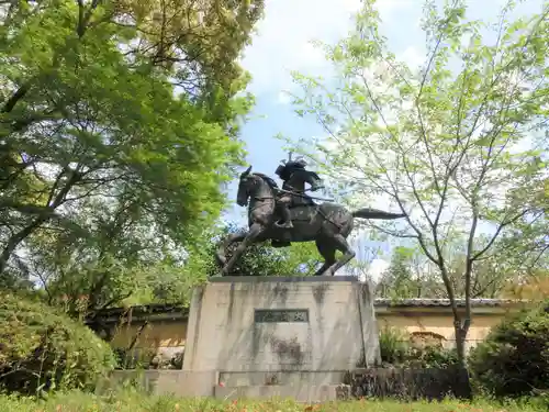 観心寺の像