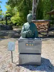 象山神社の像