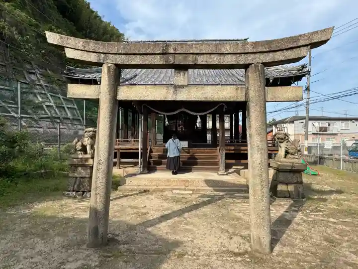 鷺森神社の{uncategorized: "未分類", other: "その他", undefined: "問題あり", building: "その他建物", grave: "お墓", sacred_gate: "鳥居", guardian: "狛犬", statue: "像", buddha: "仏像", history: "歴史", nature: "自然", garden: "庭園", animal: "動物", pagoda: "塔", temizu: "手水舎", mountain_gate: "山門・神門", sanctuary: "本殿・本堂", subordinate: "末社・摂社", art: "芸術", scenery: "景色", jizo: "地蔵", ema: "絵馬", goshuin: "御朱印", omikuji: "おみくじ", items: "授与品その他", amulet: "お守り", goshuincho: "御朱印帳", eats: "食事", festival: "お祭り", votive_dance: "神楽", shichigosan: "七五三参", wedding: "結婚式", experience: "体験その他", initially: "初詣", around: "周辺", anti_infection: "感染症対策"}