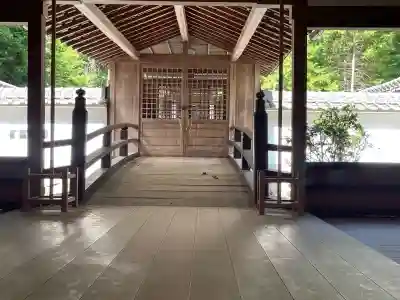 春日神社の{uncategorized: "未分類", other: "その他", undefined: "問題あり", building: "その他建物", grave: "お墓", sacred_gate: "鳥居", guardian: "狛犬", statue: "像", buddha: "仏像", history: "歴史", nature: "自然", garden: "庭園", animal: "動物", pagoda: "塔", temizu: "手水舎", mountain_gate: "山門・神門", sanctuary: "本殿・本堂", subordinate: "末社・摂社", art: "芸術", scenery: "景色", jizo: "地蔵", ema: "絵馬", goshuin: "御朱印", omikuji: "おみくじ", items: "授与品その他", amulet: "お守り", goshuincho: "御朱印帳", eats: "食事", festival: "お祭り", votive_dance: "神楽", shichigosan: "七五三参", wedding: "結婚式", experience: "体験その他", initially: "初詣", around: "周辺", anti_infection: "感染症対策"}